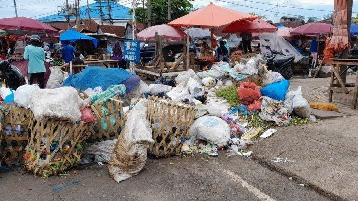 Tumpukan-sampah-di-Pasar-Panorama-Jumat-9122022-sore